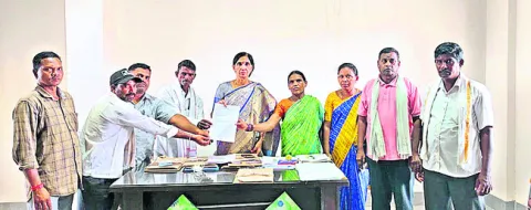 పెండింగ్‌ వేతనాలు  చెల్లించాలని వినతి
