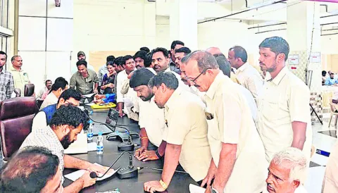 ప్రభుత్వ భూముల కబ్జాపై ఫిర్యాదు