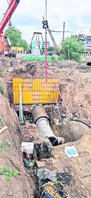 పని ఆగదు.. రోడ్డు పాడు కాదు