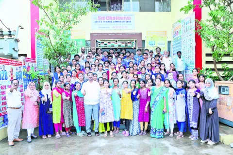 ●‘శ్రీ చైతన్య’ సత్తా
