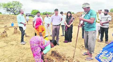 ఈజీఎస్‌ పనులపరిశీలన 