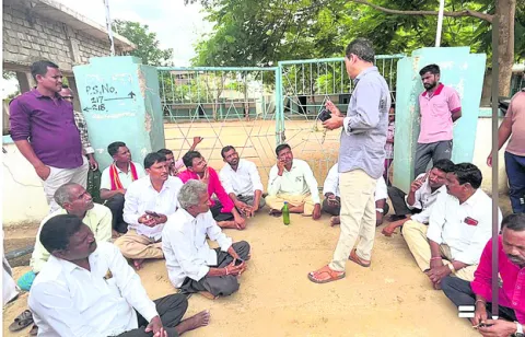 బిల్లుల కోసం బడికి తాళం