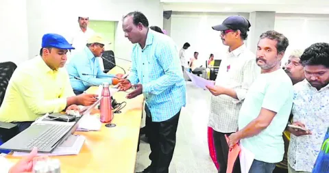 ప్రజావాణి అర్జీలను పరిష్కరించండి 