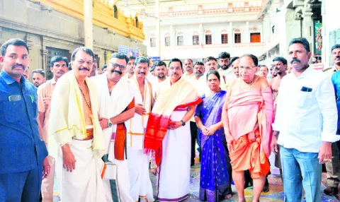 శ్రీమఠంలో కేంద్ర మంత్రి ప్రహ్లాద్‌ జోషి