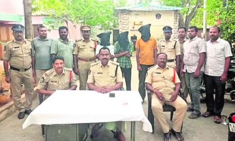 టిప్పర్‌ చోరీ కేసులో ముగ్గురి అరెస్టు