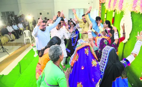 ఆడిపాడిన కలెక్టర్‌ 