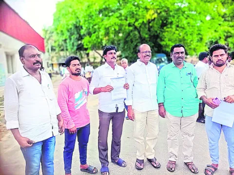 విద్యార్థులను ఒత్తిడికి గురి చేస్తున్నారు
