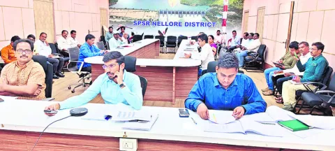 ఇళ్ల నిర్మాణంపై ప్రతి వారం సమీక్షలు 