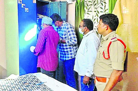 రెండు ఇళ్లలో చోరీ 