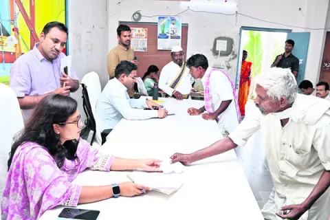విరివిగా మొక్కలు నాటి కాపాడాలి 