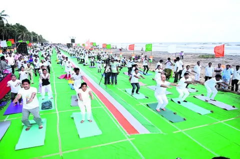 యోగా జీవితంలో భాగం కావాలి 