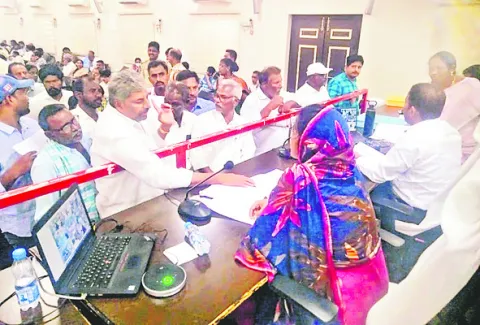 సీసీ రోడ్డు పగులకొట్టారు 