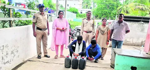 సారా తరలిస్తున్న ముగ్గురు నిందితుల అరెస్టు