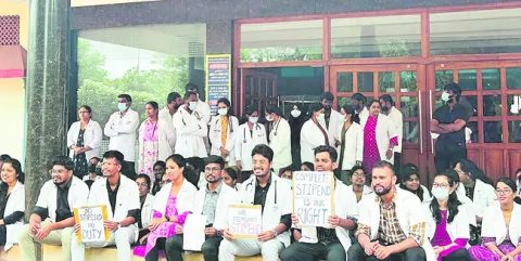 స్టయిఫండ్‌  చెల్లించాలంటూ ధర్నా 
