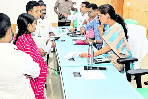 సమస్యల పరిష్కారానికి ప్రాధాన్యమివ్వండి