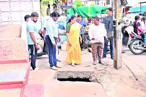 పైకప్పు లేని మ్యాన్‌హోల్‌ కనిపించట్లేదా?
