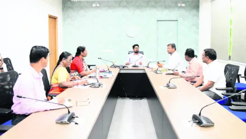 పాఠ్య పుస్తకాలు, యూనిఫామ్స్‌ పంపిణీ చేయాలి 