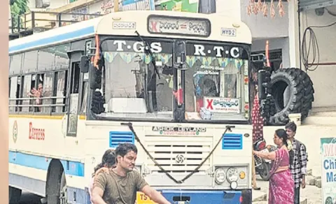 Women Fight Over On TSRTC Bus In Hyderabad