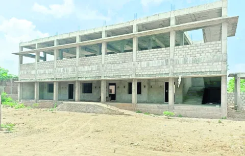 మూడేళ్లుగా నత్తనడకన 