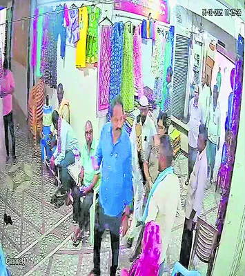 కౌన్సిలర్‌ హుకుం... కమిషనర్‌ జీ హుజూర్‌ 