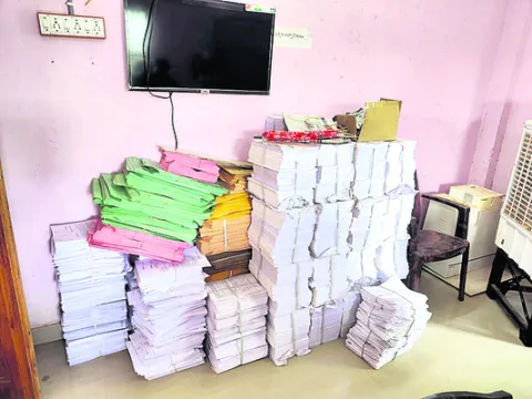 మండల కార్యాలయానికి ఎన్నికల సామగ్రి 
