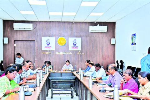 భూ నిర్వాసితులకు పరిహారం ఇవ్వాలి