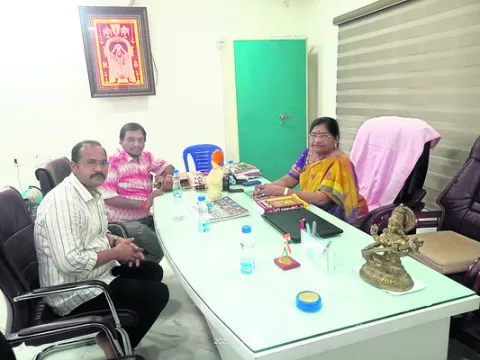 వైఎస్‌ జగన్‌ను కలిసిన జిల్లా నేతలు 
