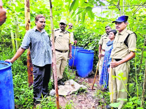సారా స్థావరాలపై దాడి