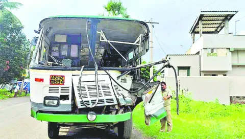ట్రాక్టర్‌ను ఢీకొన్న ఆర్టీసీ బస్సు 
