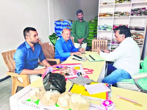నాణ్యమైన విత్తనాలు విక్రయించాలి 