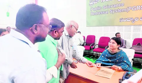 కూటమి మోసం.. కార్మికులకు ఎగనామం 