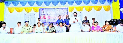 ఇళ్ల నిర్మాణానికి మేసీ్త్రలు సహకరించాలి