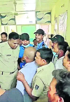 లక్ష్మణ్‌ నాయక్‌ మెడికల్‌ కాలేజీలో మరోసారి ఉద్రిక్తత