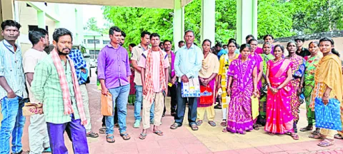 భూముల కబ్జాపై కలెక్టర్‌కు ఫిర్యాదు 