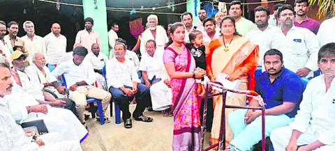 క్రూరంగా హింసించిన పోలీసులను సస్పెండ్‌ చేయాలి 