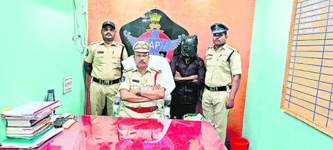 అల్లుడి అరెస్ట్‌ 
