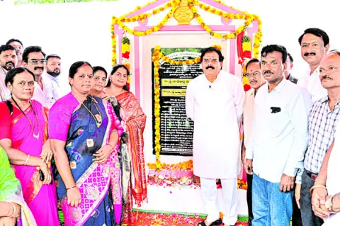 రహదారి పునర్నిర్మాణ పనులు ప్రారంభం 