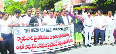 న్యాయవాదుల విధుల బహిష్కరణ 