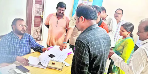 తల్లికి వందనం..తండ్రులకు పాట్లు 