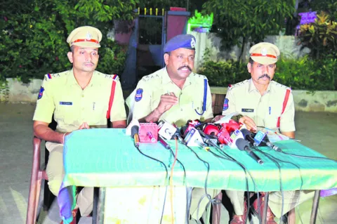భూ ఆక్రమణకు యత్నించిన భార్యాభర్తలపై కేసు