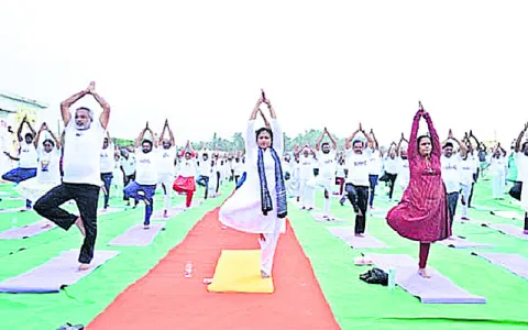 రేవుపోలవరం తీరంలో యోగాంధ్ర 