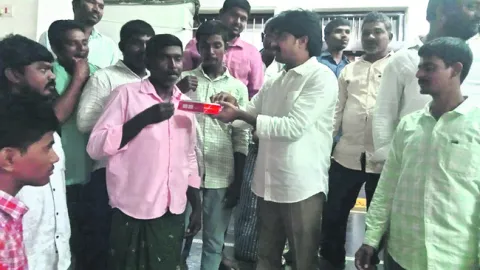స్వీట్లు పంచిన ఎమ్మెల్యే విజేయుడు 
