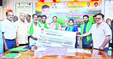 వైఎస్‌ జగన్‌తో చినమిల్లి భేటీ 
