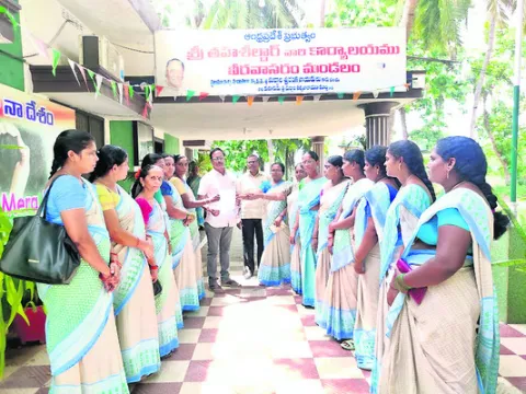 తల్లికి వందనం వర్తింపజేయాలి 