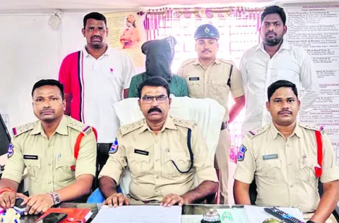 తల్లి మెడలో గొలుసు అపహరించిన కుమారుడు