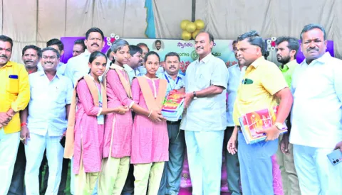 కార్పొరేట్‌కు దీటుగా ప్రభుత్వ కళాశాలల్లో విద్య 