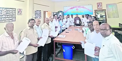 పెన్షనర్ల సమస్యలు పరిష్కరించాలి 