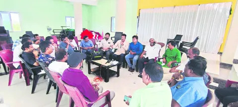 కళాకారులను ప్రభుత్వం ఆదుకోవాలి