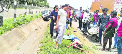 రోడ్డు ప్రమాదంలో ఇద్దరికి గాయాలు 