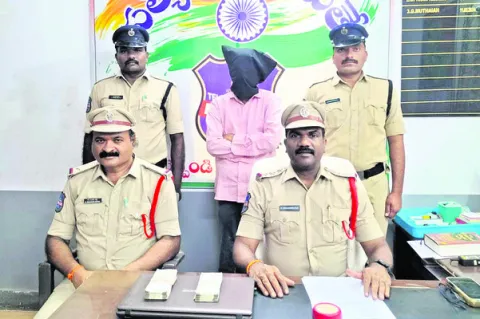 ఏటీఎంల వద్ద మోసాలకు పాల్పడుతున్న వ్యక్తి అరెస్ట్‌